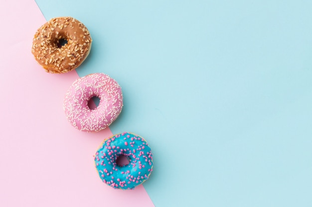 Rosquillas glaseadas con espacio de copia