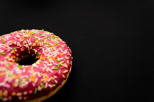 rosquillas glaseadas, rosa glaseadas y rociadas donas aisladas sobre fondo blanco