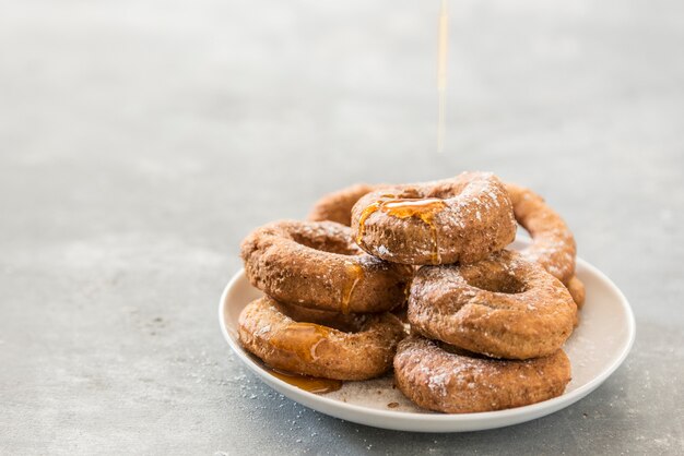 Rosquillas hechas a mano con miel