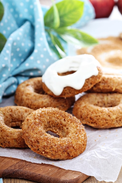 Rosquillas horneadas de manzana con glaseado