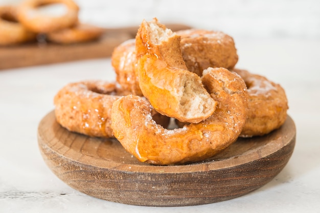 Rosquillas y miel hechas a mano