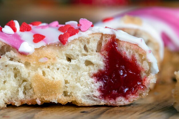 Rosquillas redondas en glaseado y con relleno de bayas