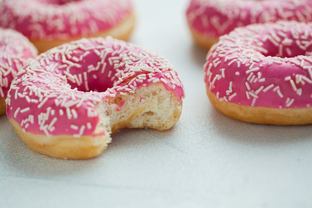 Rosquillas rosadas en azúcar glas.