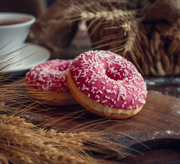 Rosquillas rosadas con chispas