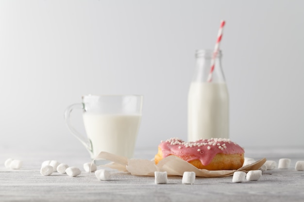 Rosquillas rosadas con leche