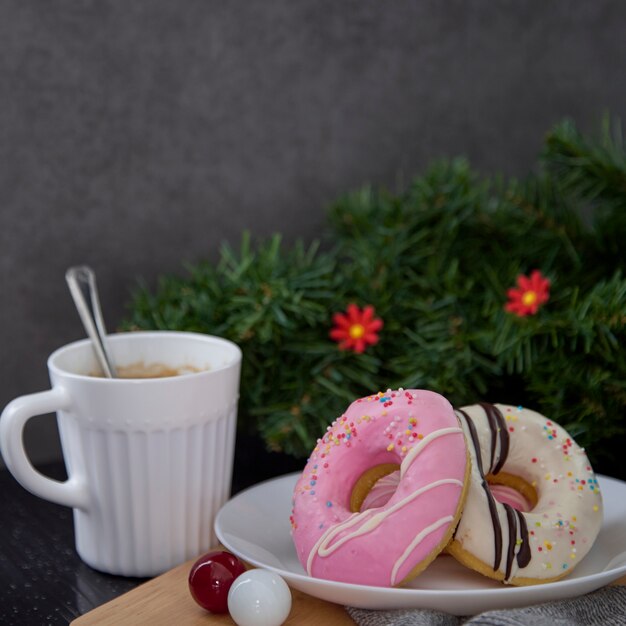 Rosquillas Rosadas En Un Plato Con Café