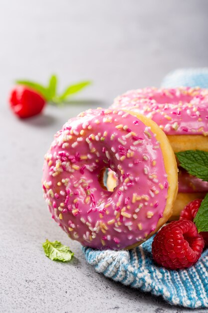 Rosquillas rosadas sobre fondo gris