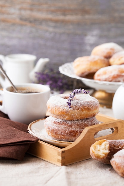 Rosquillas tradicionales en madera. Deliciosas donas con azúcar en polvo