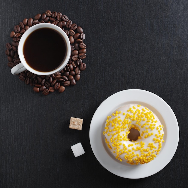 Rosquinha amarela e café