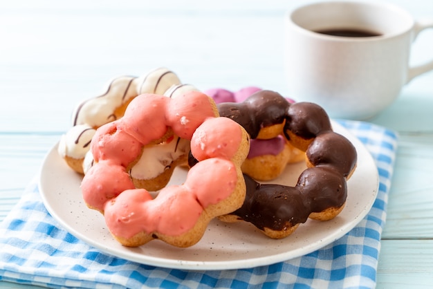 rosquinha com café preto