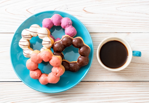 rosquinha com café preto