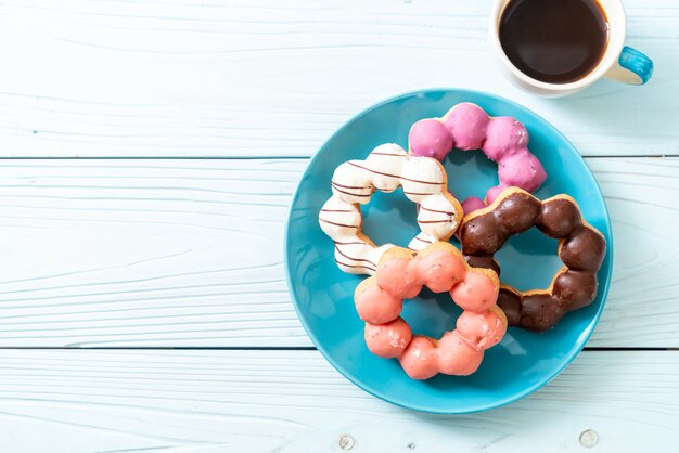 rosquinha com café preto