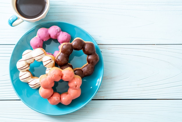 Foto rosquinha com café preto