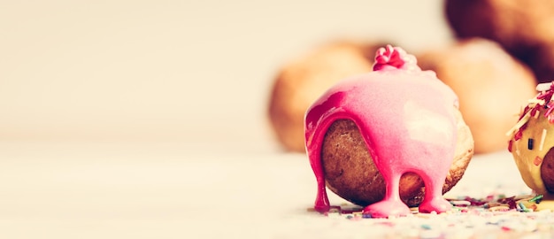 Rosquinha doce artesanal com glacê rosa por cima