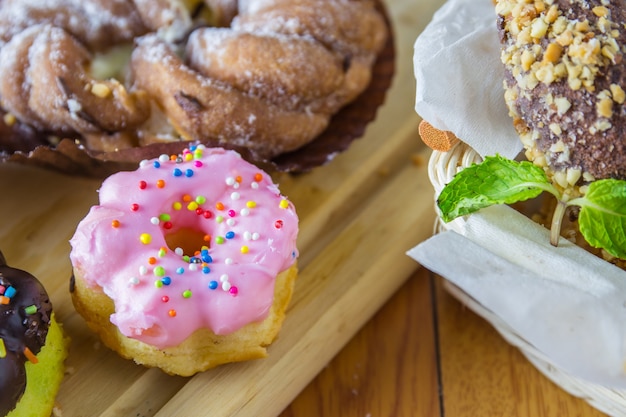 Foto rosquinha em uma cesta de vime