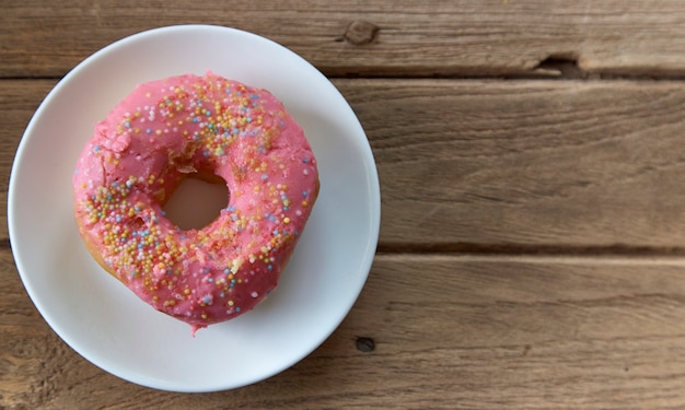 rosquinha rosa em um prato