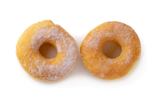 Rosquinhas açucaradas isoladas sobre um fundo branco