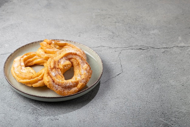 Rosquinhas açucaradas na mesa rosquinhas brasileiras