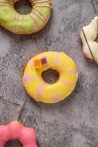 Rosquinhas amarelas com fundo escuro