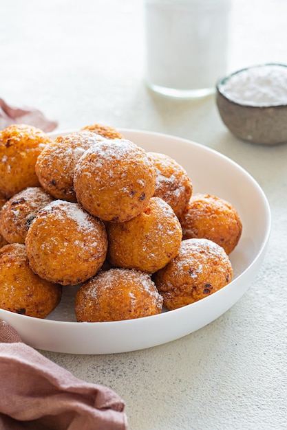 Rosquinhas. Bolos caseiros feitos de bolas de requeijão. Donuts de queijo cottage com açúcar em pó. Seletivo