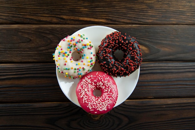 Rosquinhas coloridas em um prato branco Vista de cima