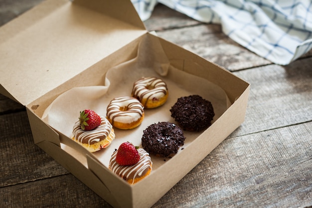 Rosquinhas coloridas na caixa