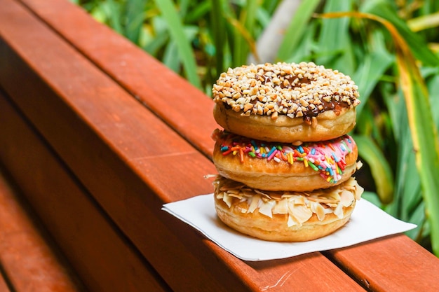 rosquinhas coloridas sortidas, com coberturas variadas de chocolate, nozes, amêndoas, queijo, morangos