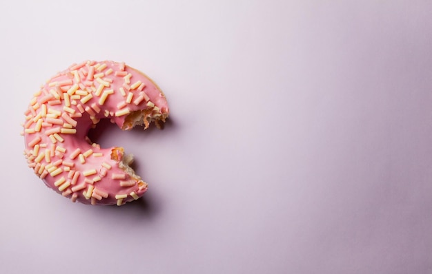 rosquinhas com granulado e esmalte em fundo colorido Rosquinhas planas leigas em um fundo colorido