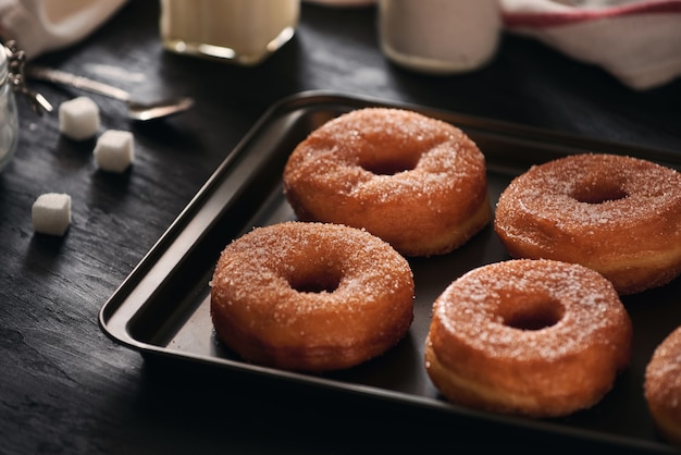 Rosquinhas de açúcar branco em uma bandeja de chapa metálica