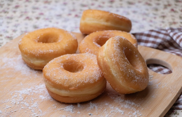 Rosquinhas de açúcar na placa de madeira