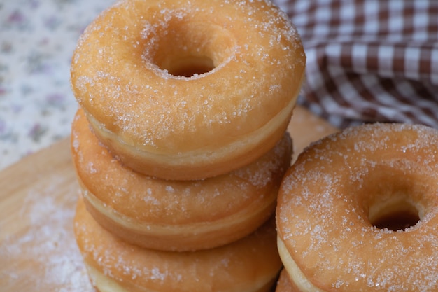 Rosquinhas de açúcar na placa de madeira