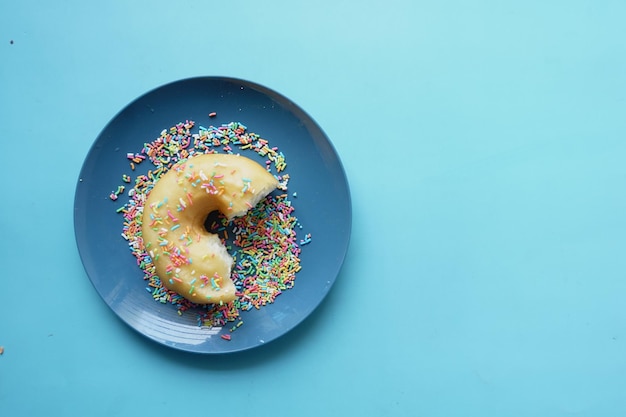 Rosquinhas de chocolate meio comidas no prato com espaço de cópia