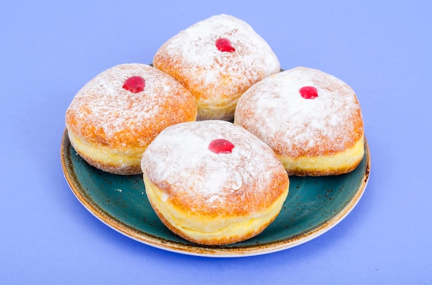 Rosquinhas de comida tradicional com açúcar e geléia. Feriado judaico Hanukkah.