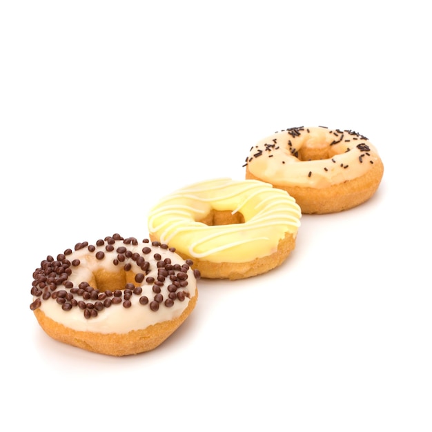 Rosquinhas deliciosas isoladas em fundo branco