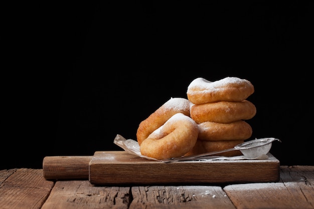 Rosquinhas doces com açúcar de confeiteiro.