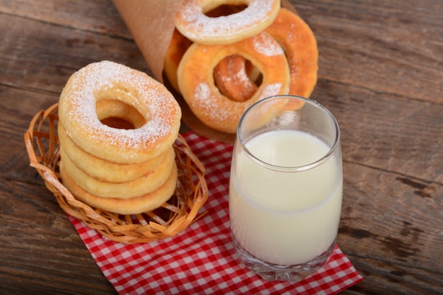 Rosquinhas doces com leite no fundo de madeira