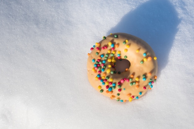 Rosquinhas doces e coloridas com glacê de confeiteiro