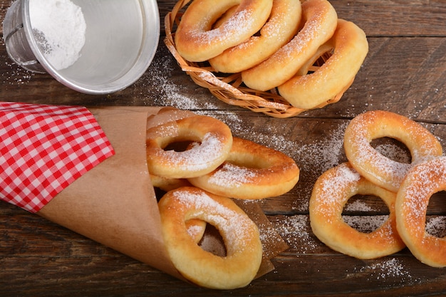 Rosquinhas doces em fundo de madeira