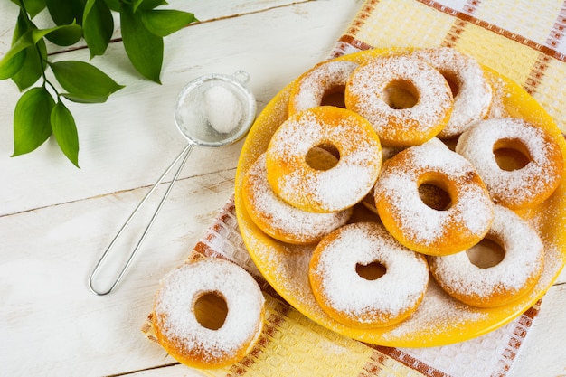 Rosquinhas doces em pó com açúcar refinado