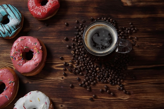 Rosquinhas doces em uma sobremesa em um fundo de madeira