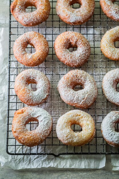 Rosquinhas douradas saborosas e caseiras com açúcar de confeiteiro