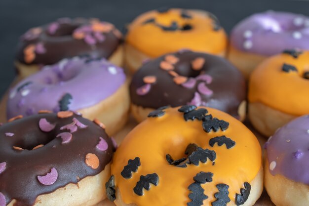 Rosquinhas laranja marrom e fulvo para o dia das bruxas