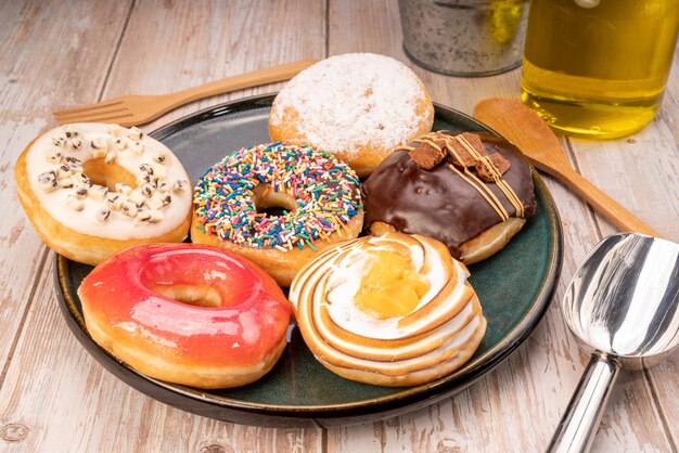 Rosquinhas misturadas com geleia de chocolate com sabor original e coberturas sofisticadas em fundo de madeira