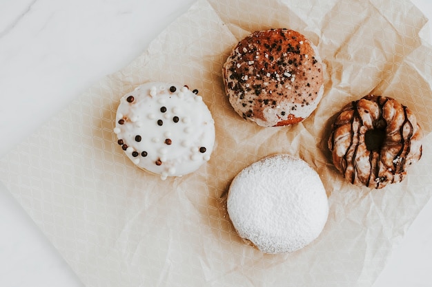 Rosquinhas misturadas em papel pardo