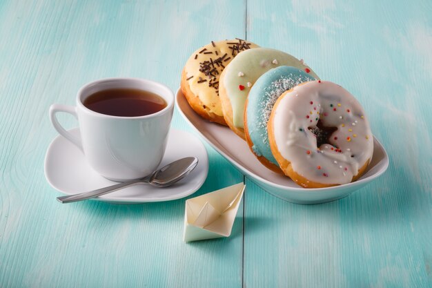 Rosquinhas na mesa de madeira