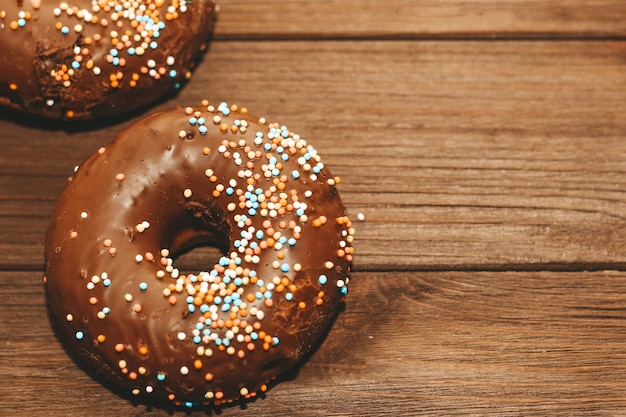 Rosquinhas redondas com cobertura de chocolate e granulado colorido