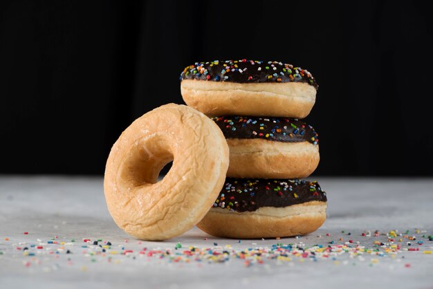 Foto rosquinhas saborosas frescas com esmalte