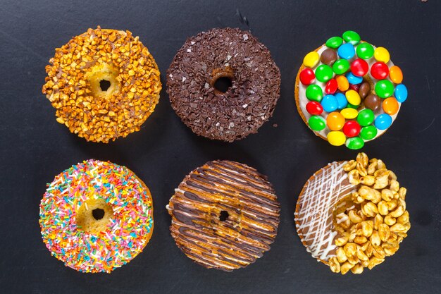 Rosquinhas sortidas de cima em fundo preto