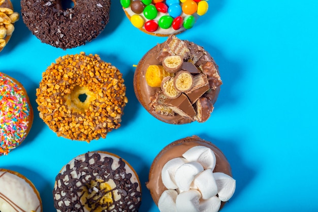 Foto rosquinhas sortidas em um azul