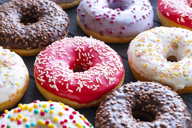 rosquinhas sortidas na mesa de perto